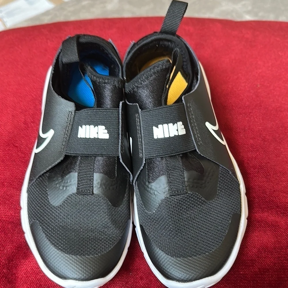Black and White Nike Sneakers - Picture 4 of 9